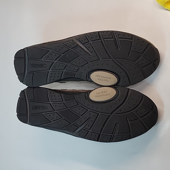 Vionic Arbor Slip-On Clogs - Picture 8 of 8